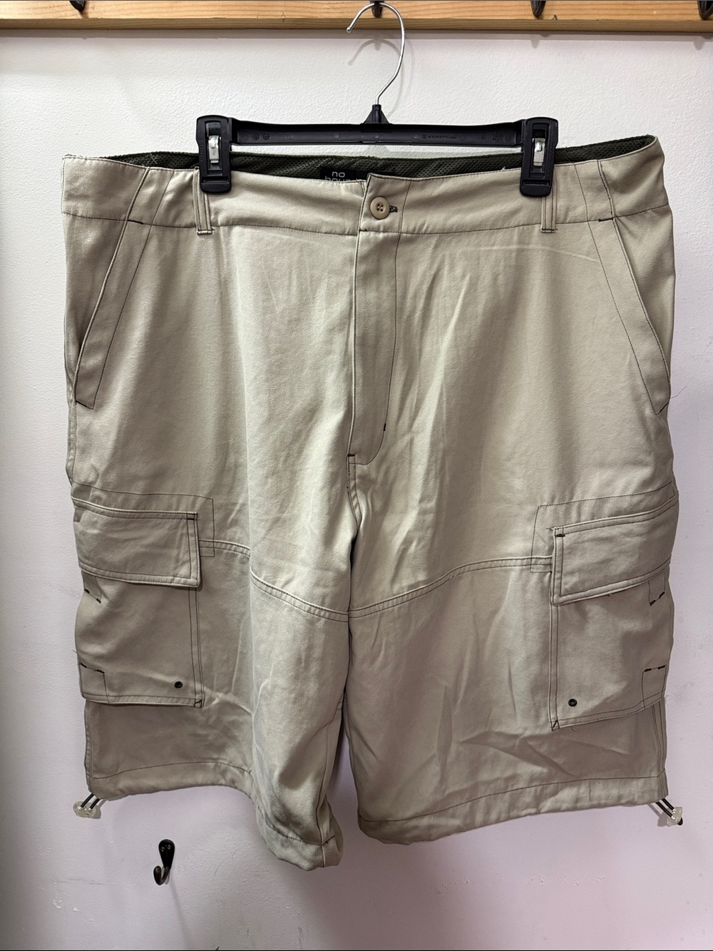 No Boundaries Men's Cargo Shorts in Light Khaki